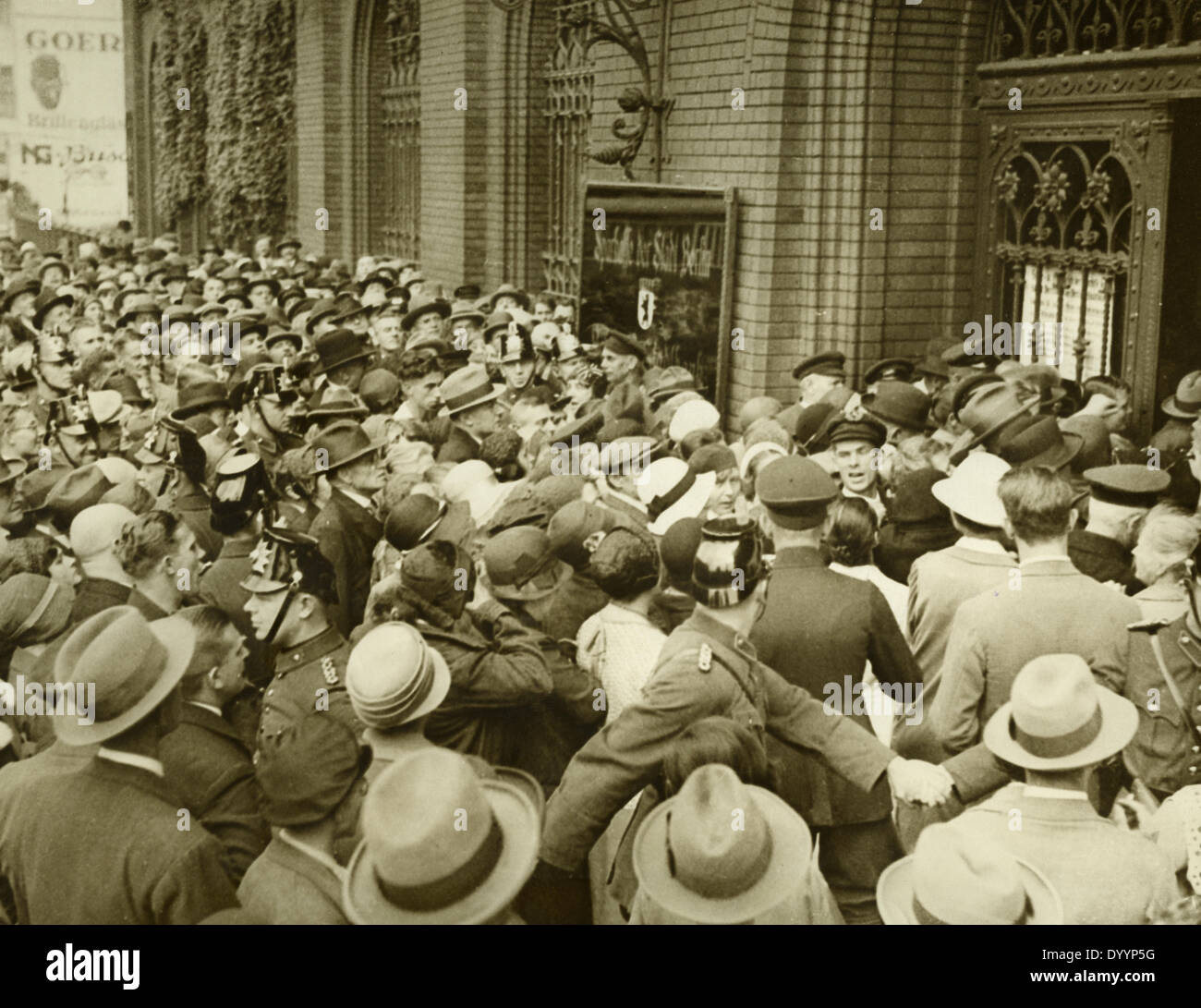 Weltwirtschaftskrise: Banken, Börse, drängen sich zur Wiedereröffnung der Sparkasse in Berlin, 1931 Stockfoto