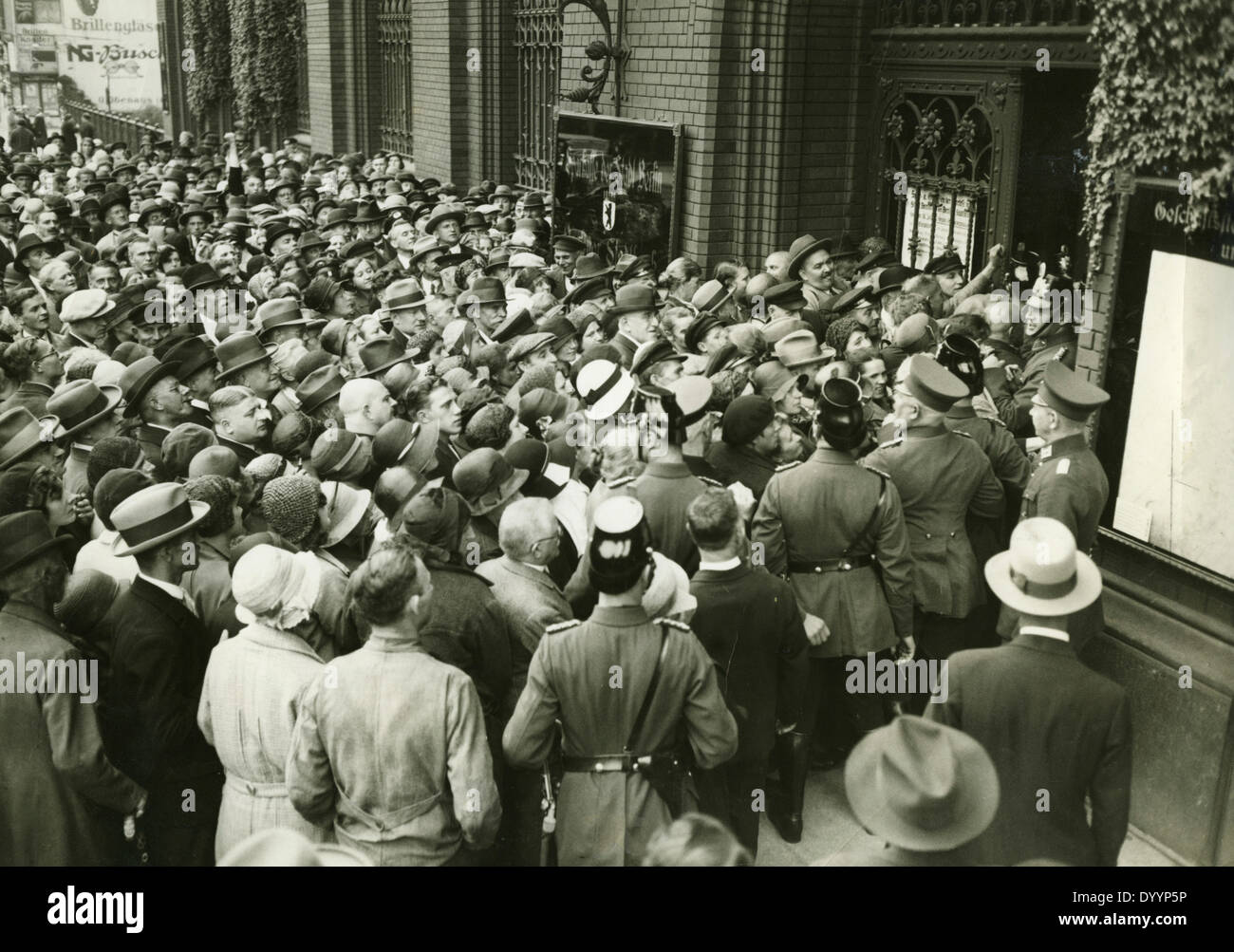Weltwirtschaftskrise: Banken, Börse, betroffenen Kunden vor einer Sparkasse in Berlin, 1931 Stockfoto
