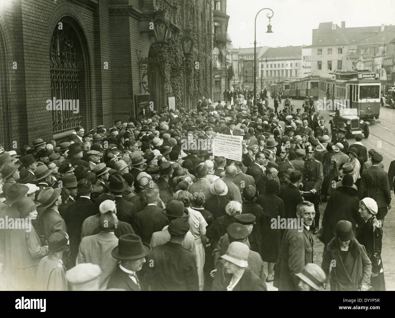 Weltwirtschaftskrise: Banken, Börse, betroffenen Kunden vor einer Sparkasse in Berlin, 1931 Stockfoto
