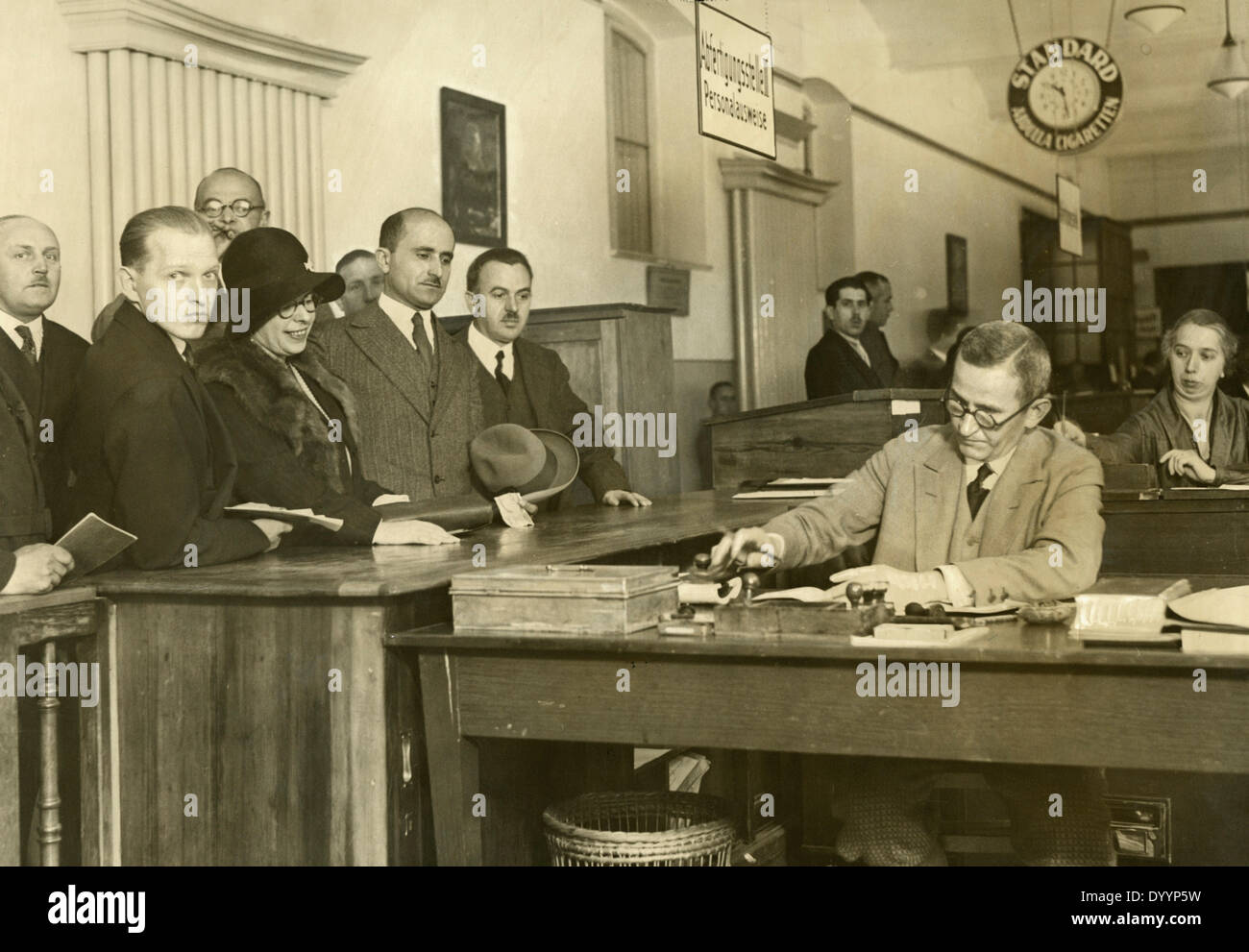 Weltwirtschaftskrise: Banken, Börse, eine Zahlung für Reisen ins Ausland während der großen Depression, 193 Stockfoto