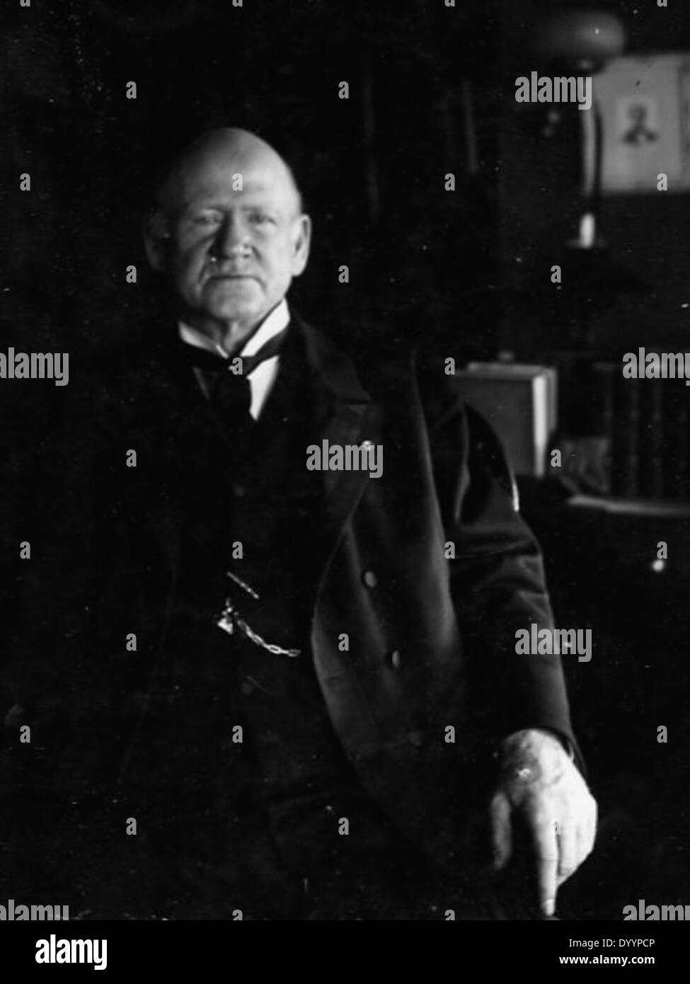 Ein Porträt von John M. Harlan, das ihn in einer persönlichen oder beruflichen Umgebung in der Nähe seines Wohnsitzes in Washington, D.C. zeigt, aufgenommen im April 1913. Stockfoto