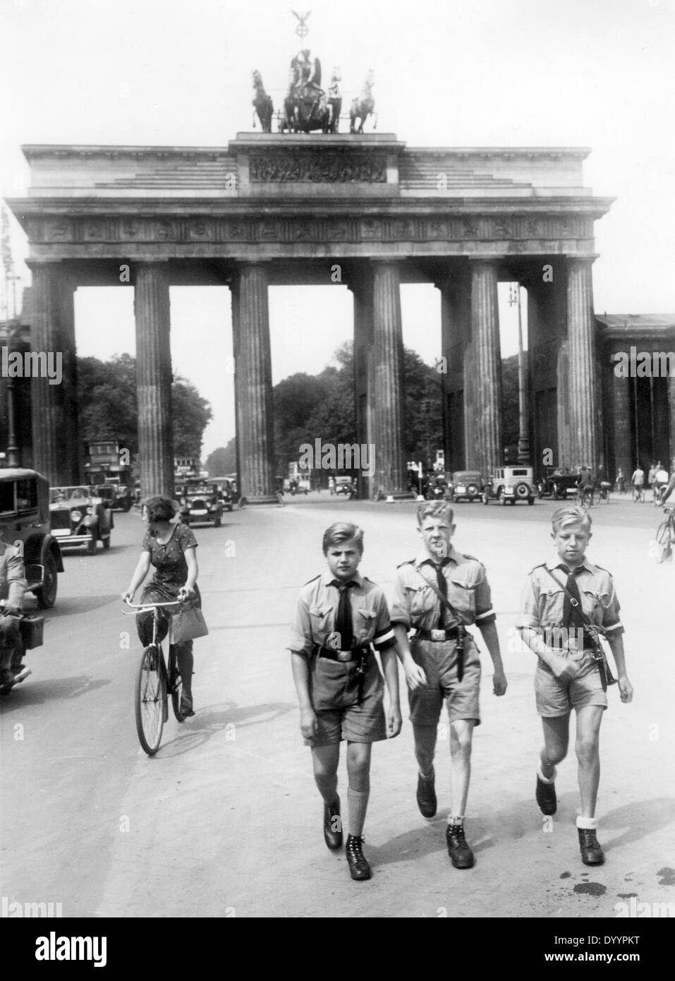 Jungen der Hitlerjugend vor dem Brandenburger Tor in Berlin, 1934 Stockfoto