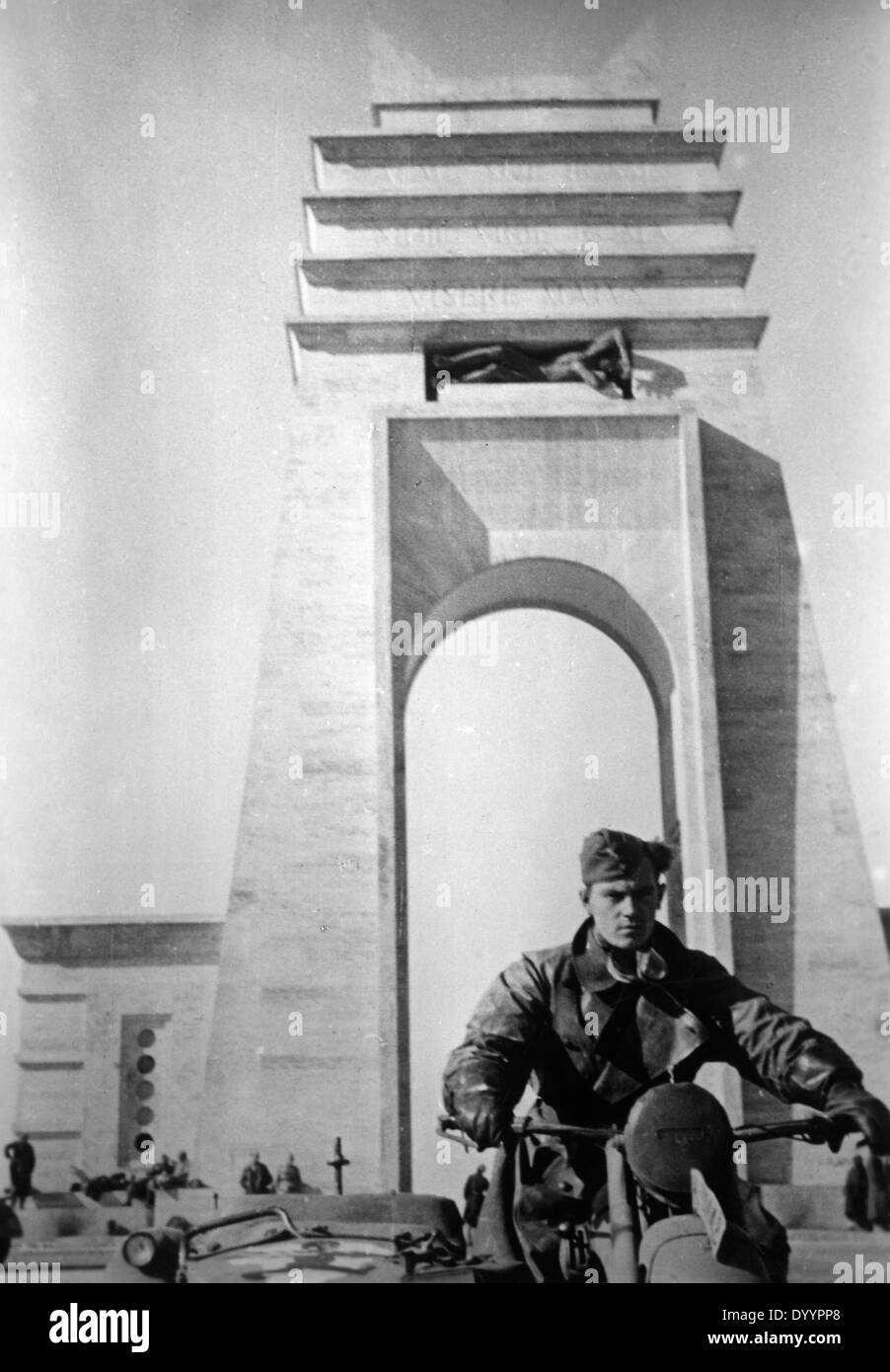 Einen deutschen Versand-Fahrer auf der Via Balbo in Nordafrika 1942 Stockfoto