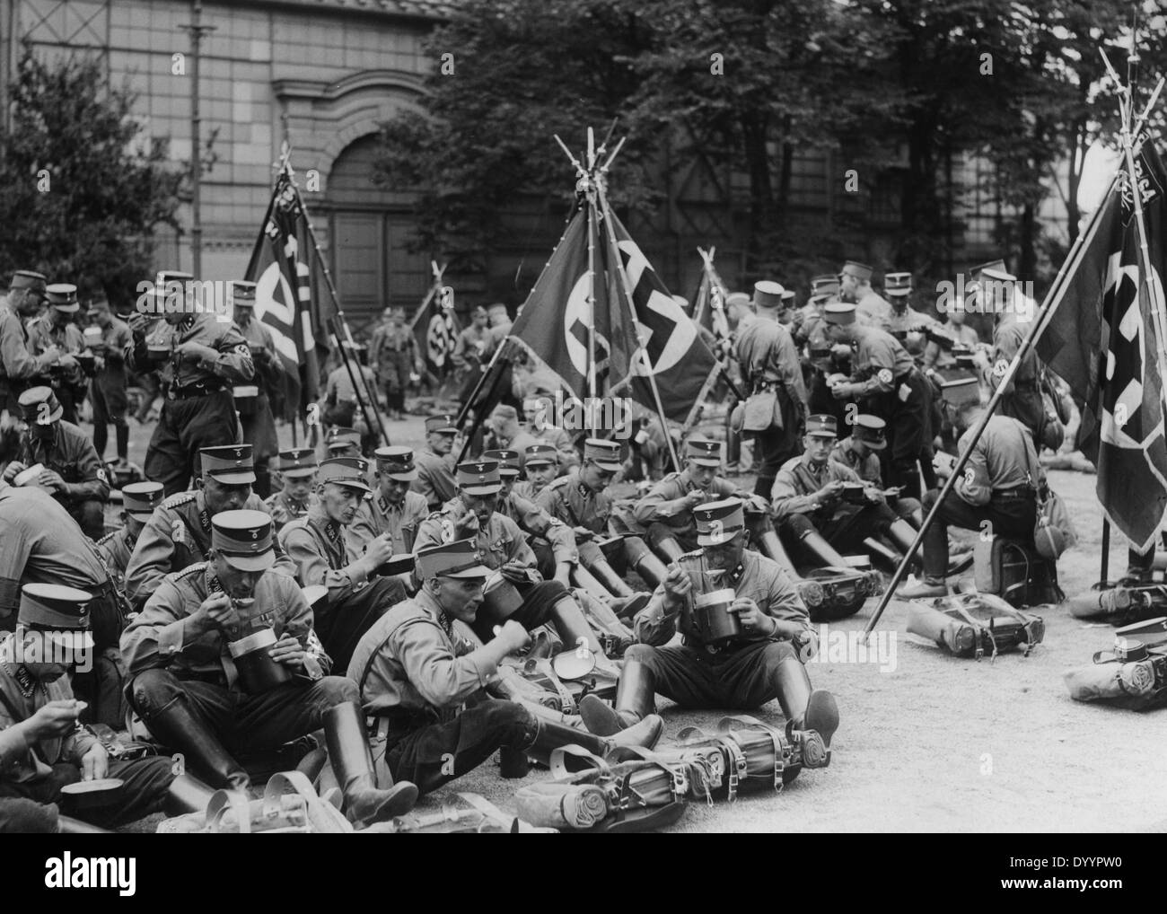 SA-Männer während einer Parade zu brechen in Nürnberg, 1933 Stockfoto