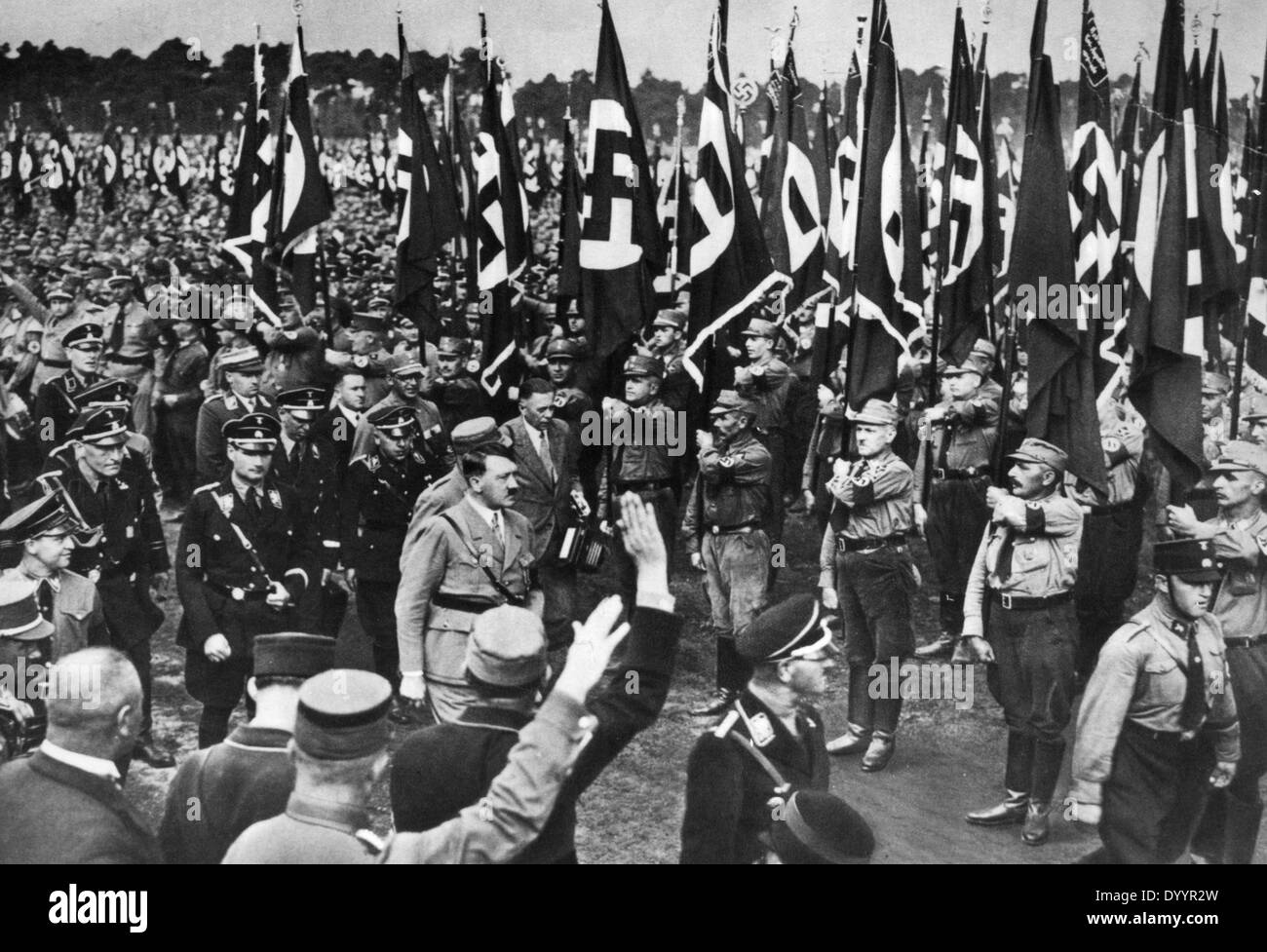 HItler bei einer Parade auf dem Zeppelinfeld in Nürnberg, 1933 Stockfoto