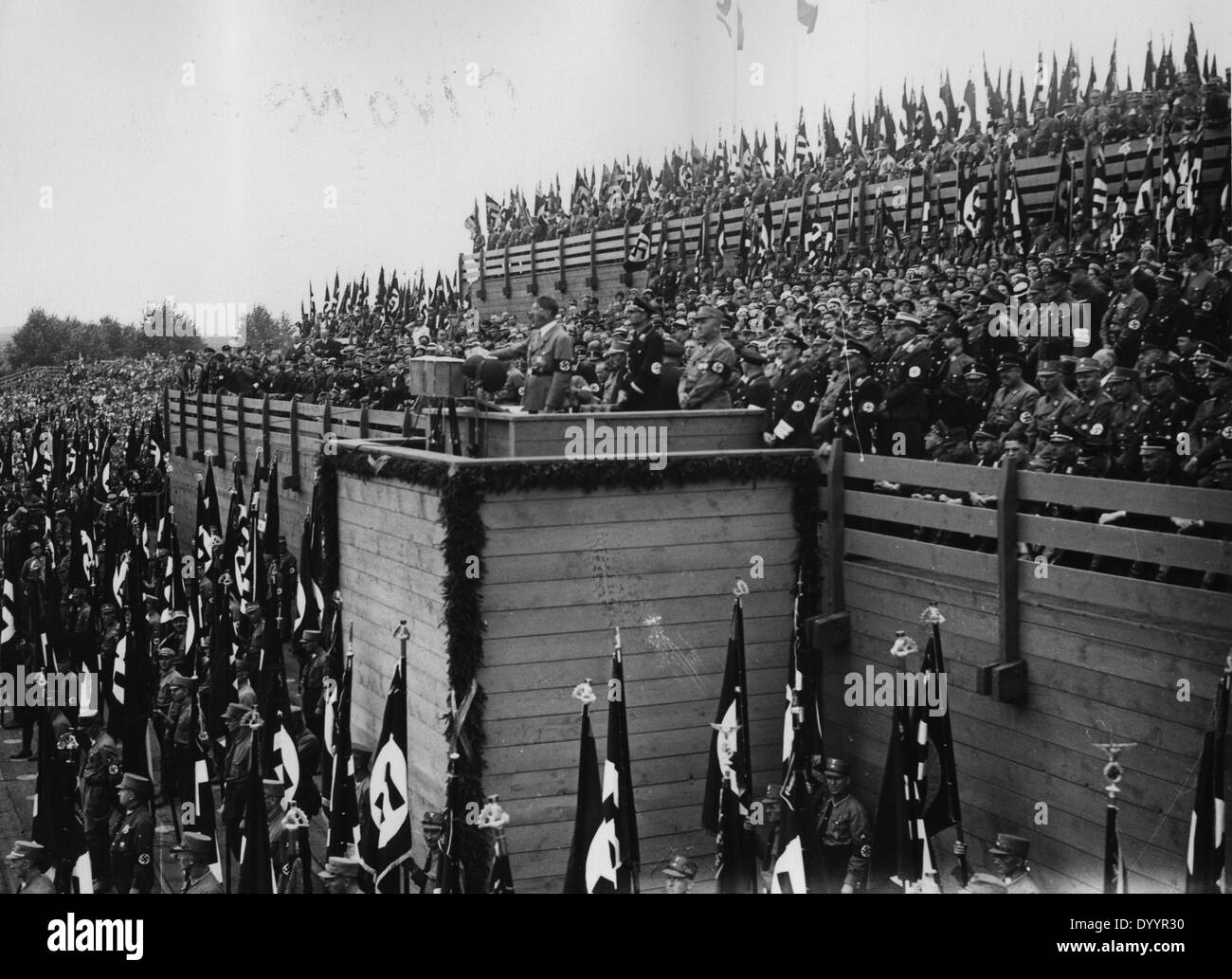 Adolf Hitler auf der Tribüne der Luitpold-Arena, 1933 Stockfoto