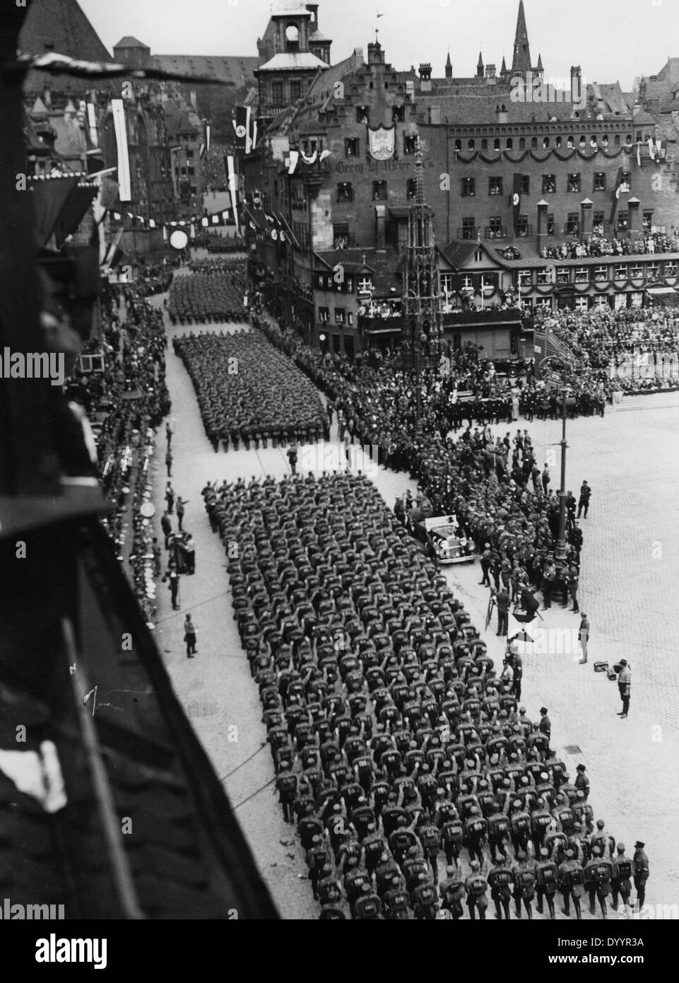 SA-Parade in Anwesenheit von HItler auf dem Hauptmarkt in Nürnberg, 1933 Stockfoto