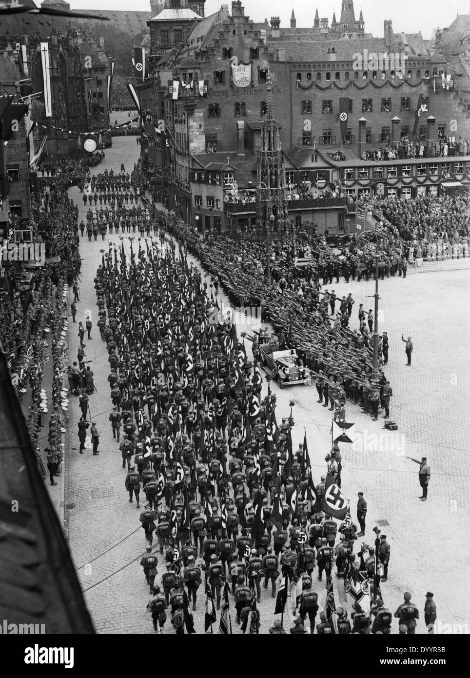 SA-Parade in Anwesenheit von HItler auf dem Hauptmarkt in Nürnberg, 1933 Stockfoto