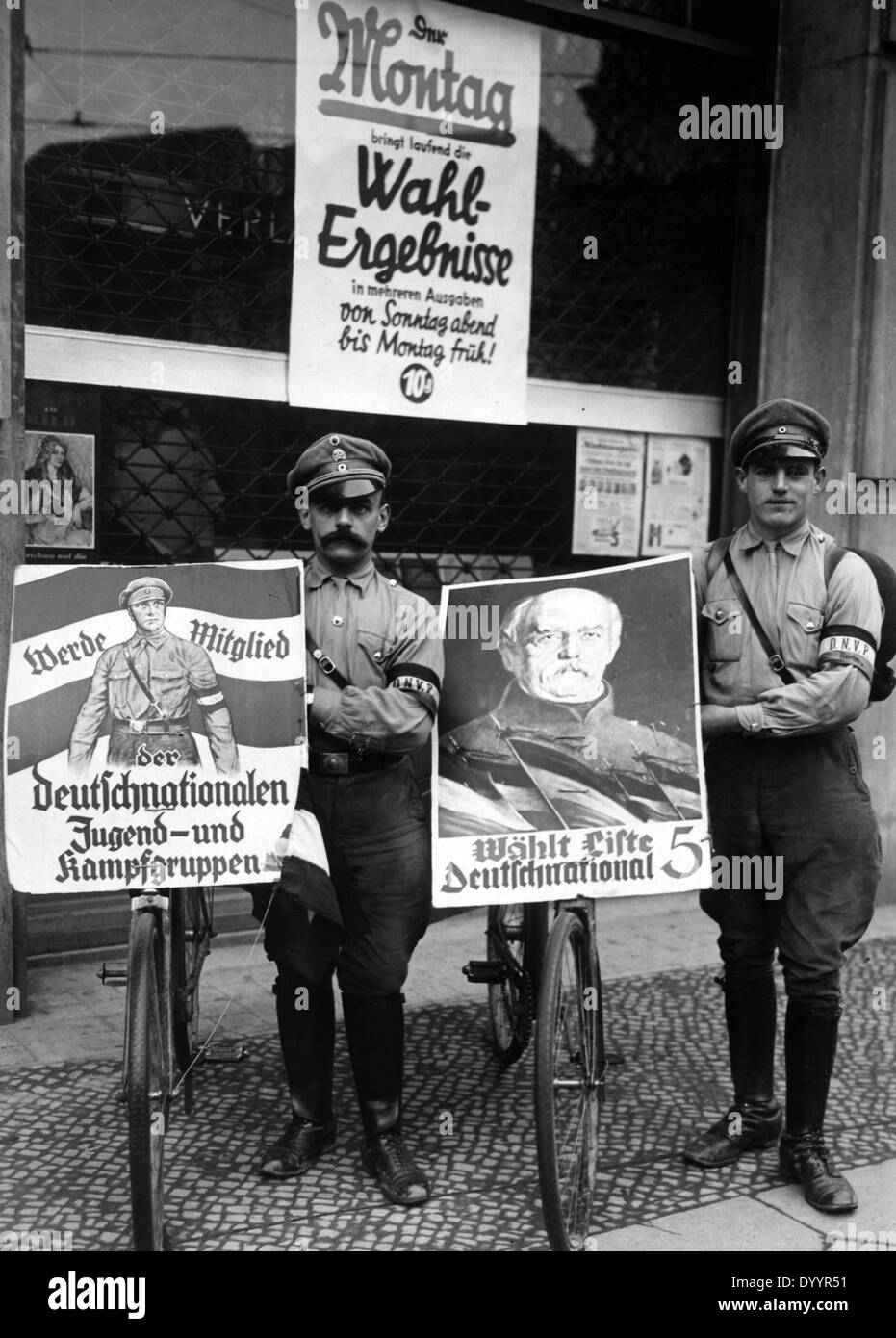 Mitglieder der DNVP mit Wahlplakaten am Wahltag, 1933 Stockfoto