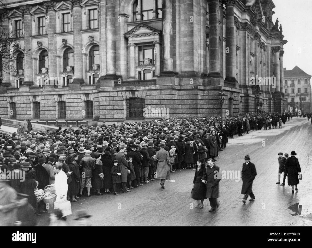 Besuch des ausgebrannten Reichstag für die allgemeine Öffentlichkeit, 1933 Stockfoto