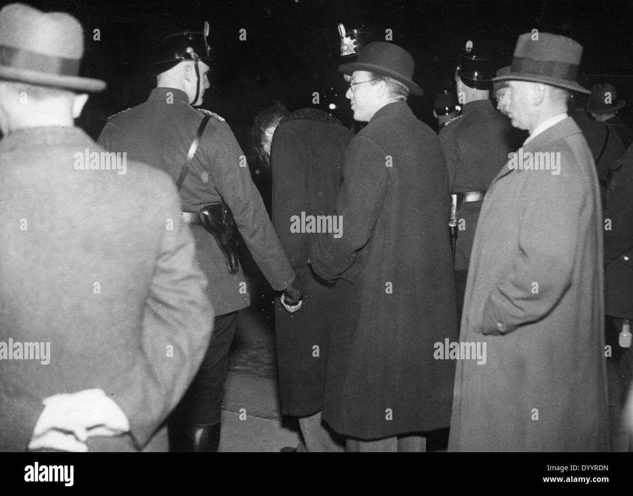 Van der Lubbe zwischen zwei Polizisten, 1933 Stockfoto