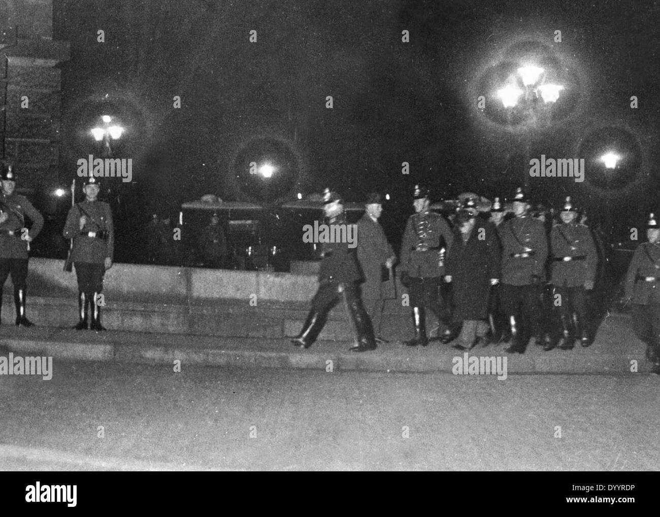 Die Ankunft von van der Lubbe auf den Besuch der Szene des Verbrechens in der ausgebrannten Reichstag, 1933 Stockfoto