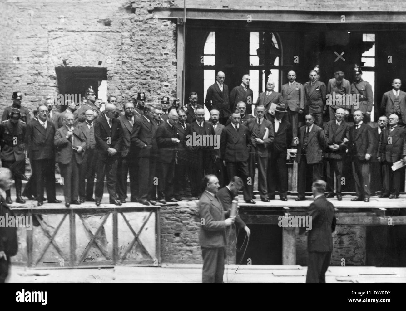 Besuch in der Szene des Verbrechens in den ausgebrannten Reichstag 1933 Stockfoto