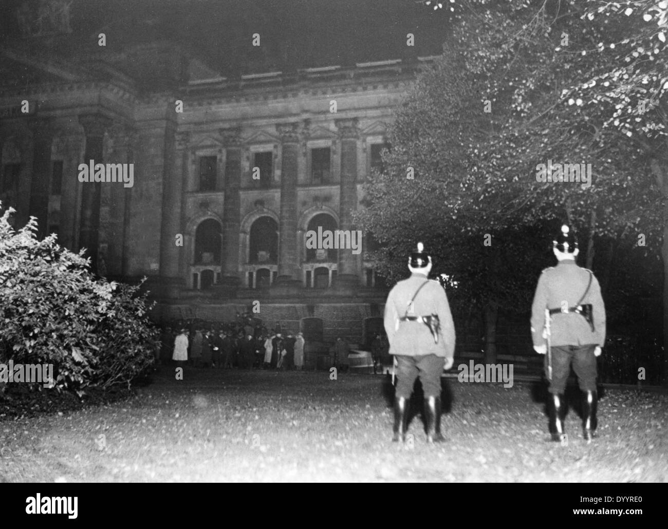 Zwei Wachen vor dem Reichstag in Berlin, 1933 Stockfoto