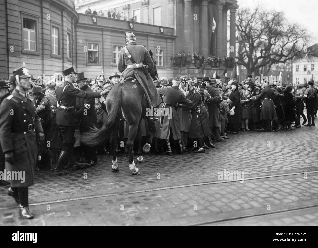 Kontrolle von Menschenmengen auf den Tag von Potsdam, 1933 Stockfoto