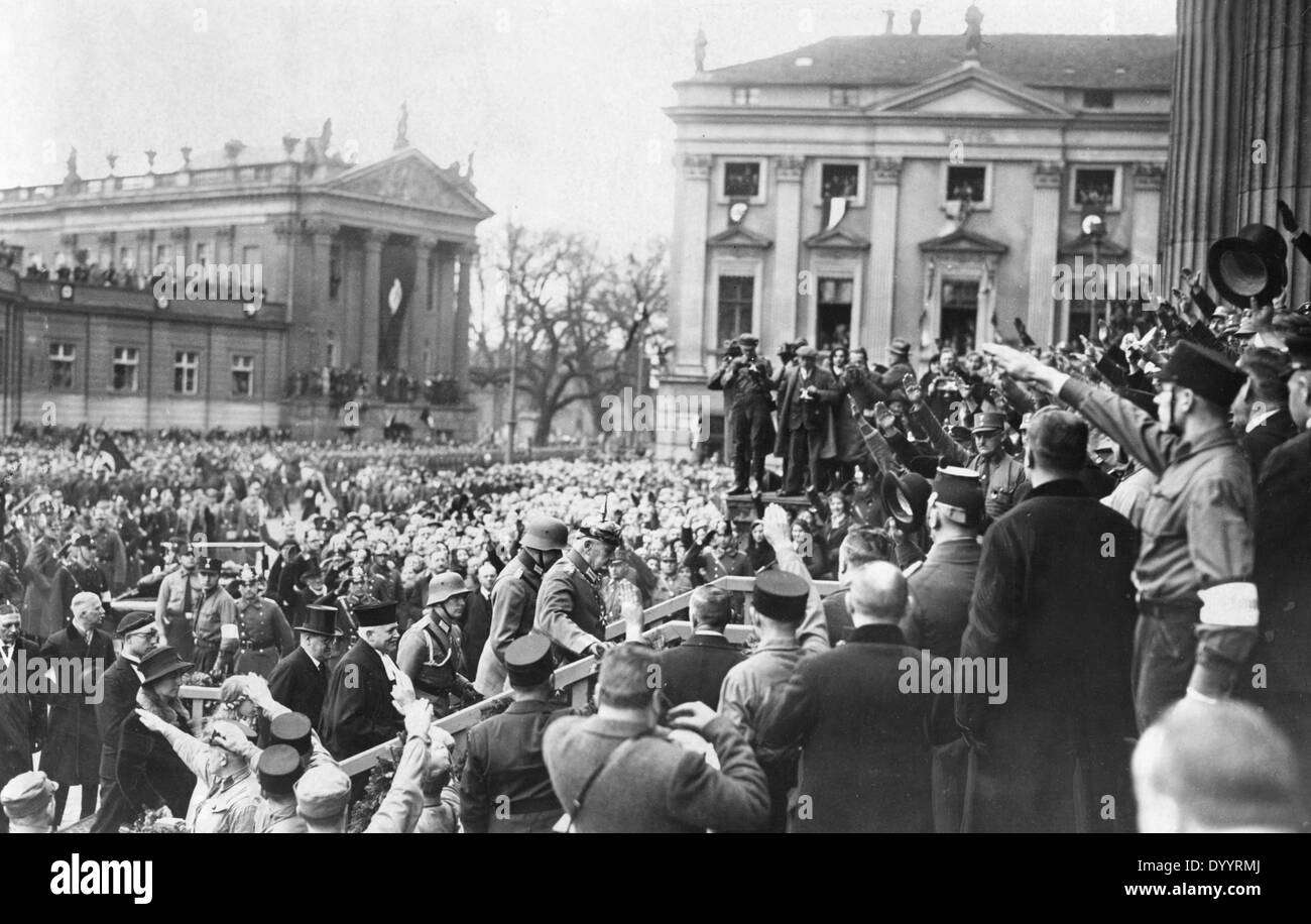 Paul von Hindenburg auf dem Weg ins St.-Nikolaus Kirche, 1933 Stockfoto