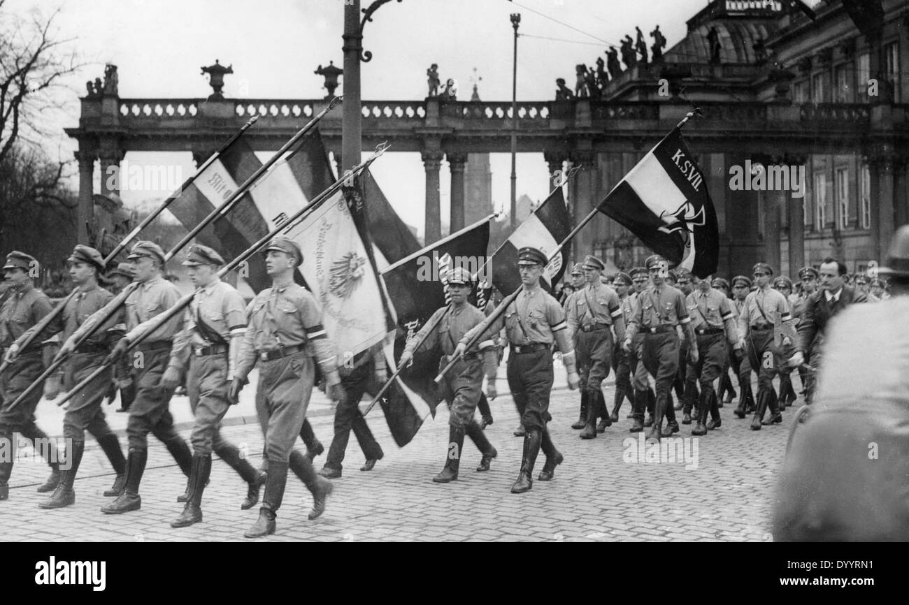 Stahlhelm Soldaten mit Fahnen an den Tag von Potsdam, 1933 Stockfoto