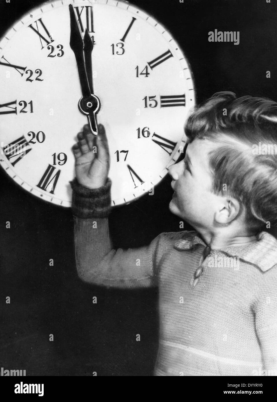 Kind mit einer Uhr am neuen Jahr Eve 1933 Stockfoto
