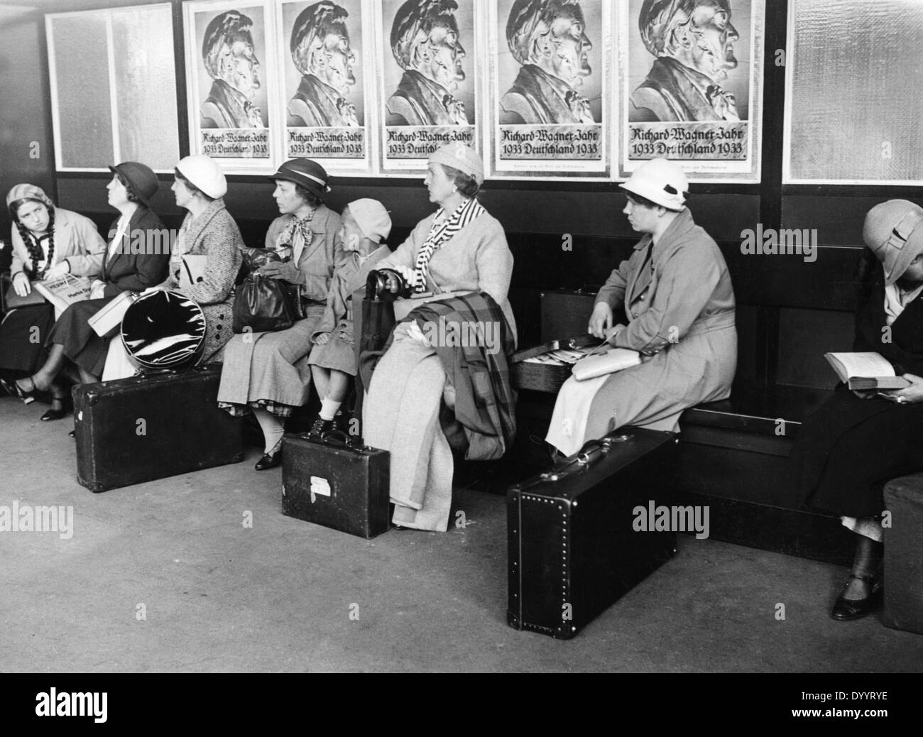 Frauen warten auf den Zug am Bahnhof in Berlin, 1933 Stockfoto