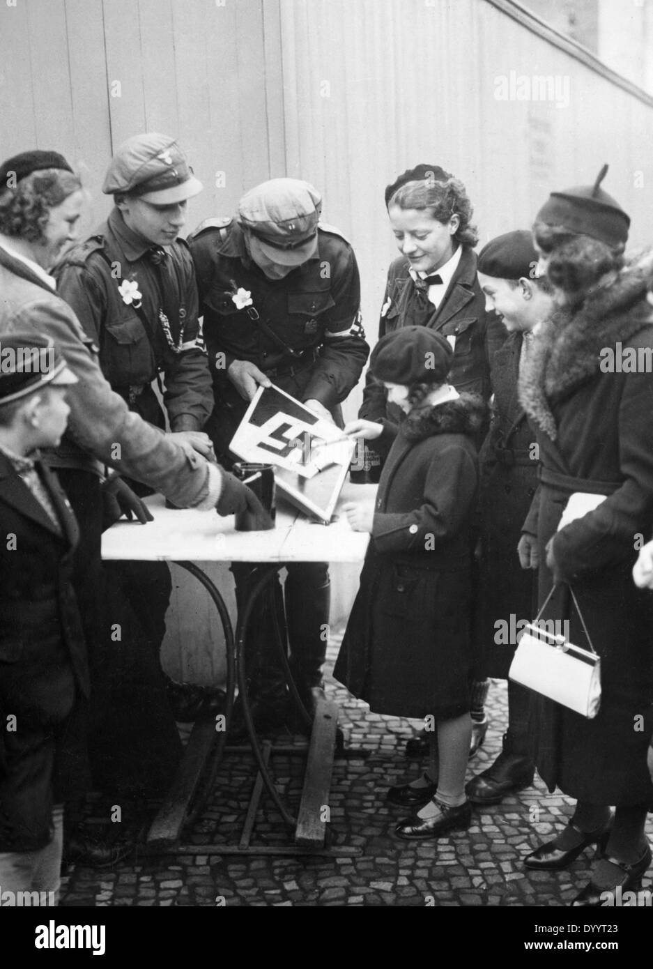 Nagelung des Zeichens Hitlerjugend 1933 Stockfoto