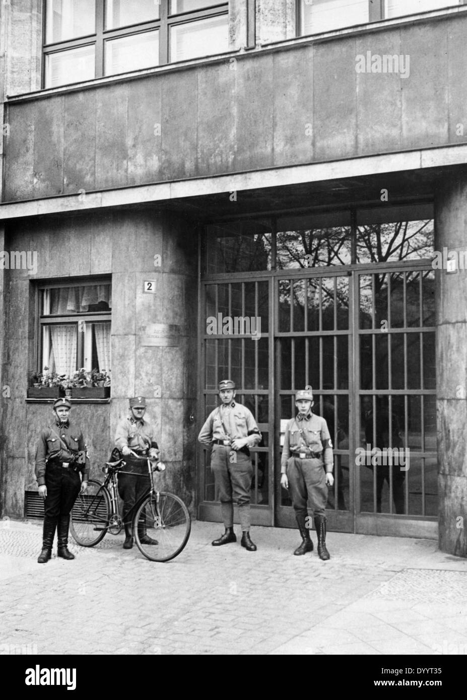 SA-Männer vor dem Karl-Liebknecht-Haus in Berlin, 1933 Stockfoto
