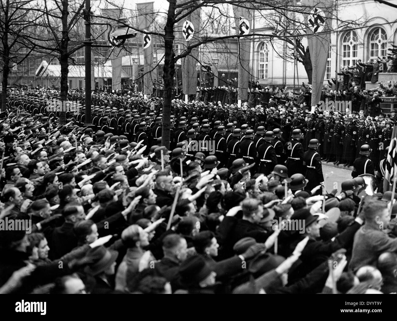 Menschenmenge vor der Kroll-Oper, 1938 Stockfoto