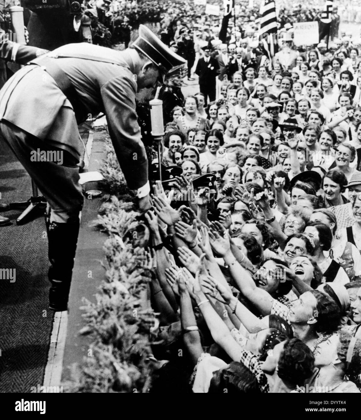 Begeisterte Mädchen begrüßen Adolf Hitler an die deutschen Sportfest 1938 Stockfoto