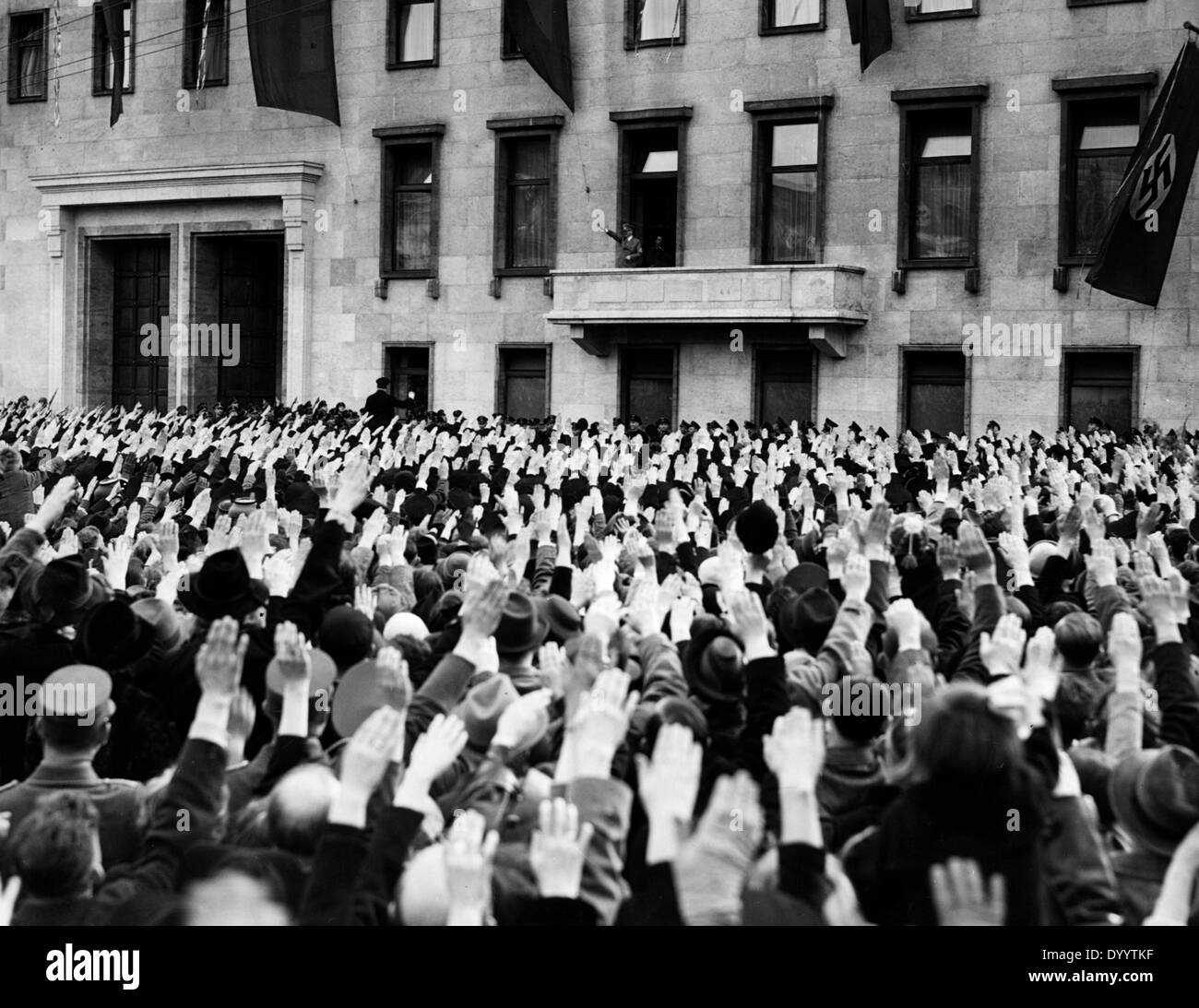 Adolf Hitler zu seinem 50. Geburtstag auf dem Balkon der Reichskanzlei, 1939 Stockfoto