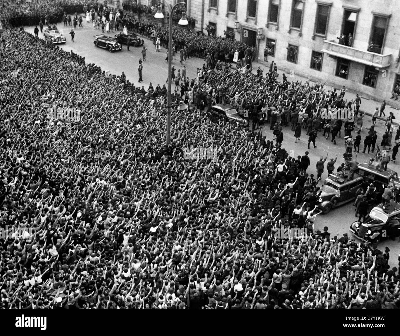 Adolf Hitler auf dem Balkon der Reichskanzlei nach der Ankündigung der Annexion des Sudetenlandes, 1939 Stockfoto