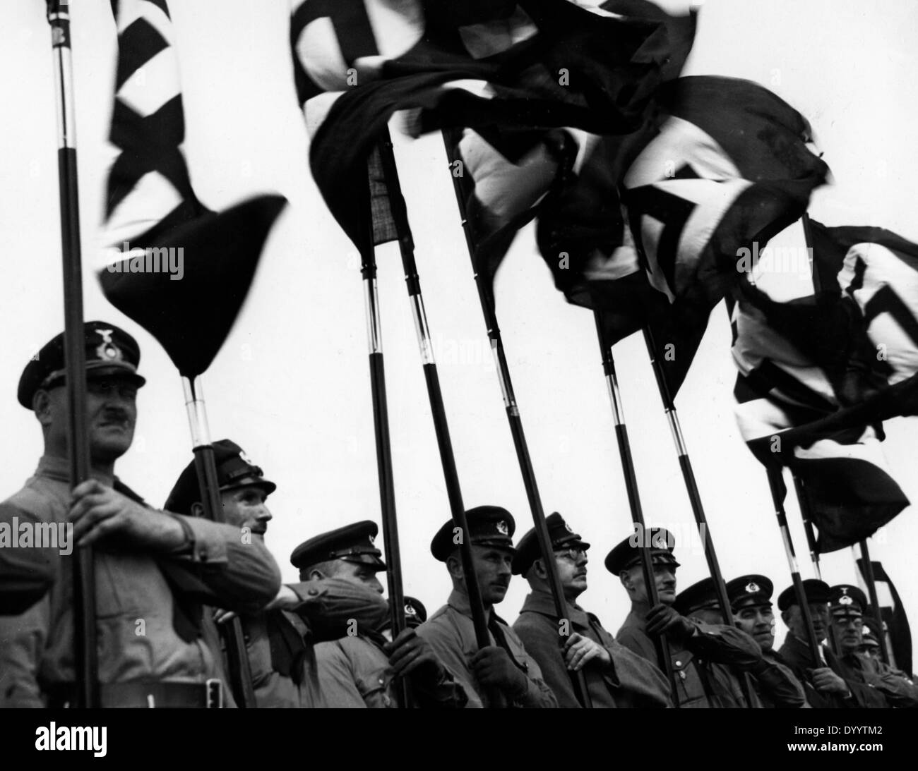 Fahnenträger während einer Nazi-Feier Stockfoto