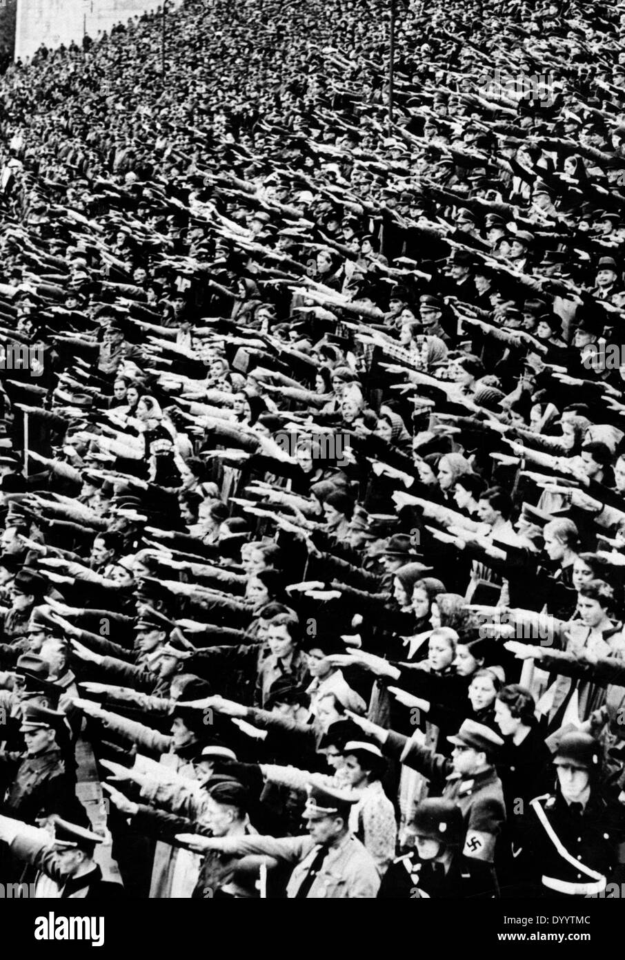 Begeisterte Zuschauer während der NSDAP Party rally, 1938 Stockfoto
