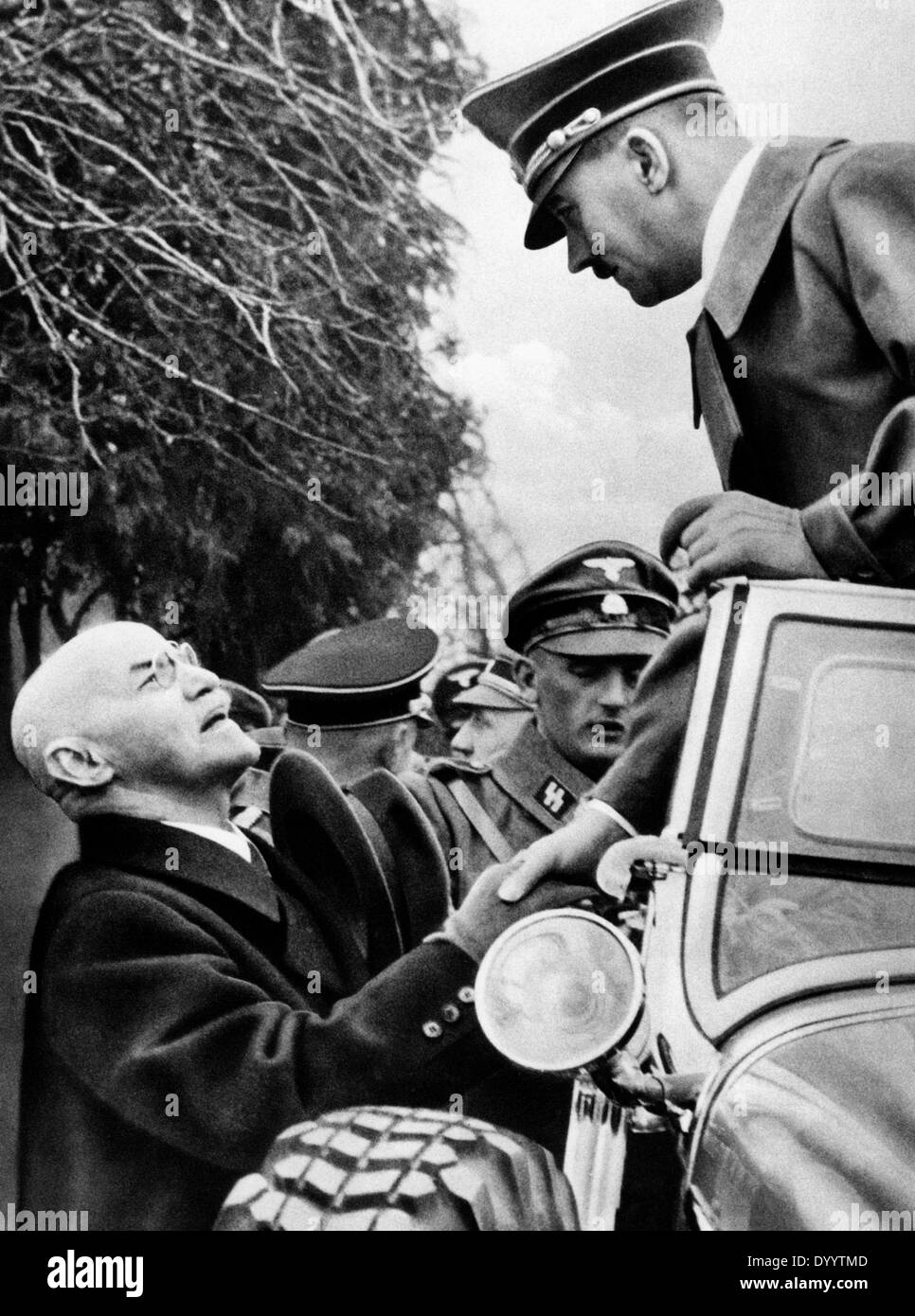 Adolf Hitler mit seinem Lehrer der Grundschule in der Nähe von Braunau am Inn, 1938 Stockfoto