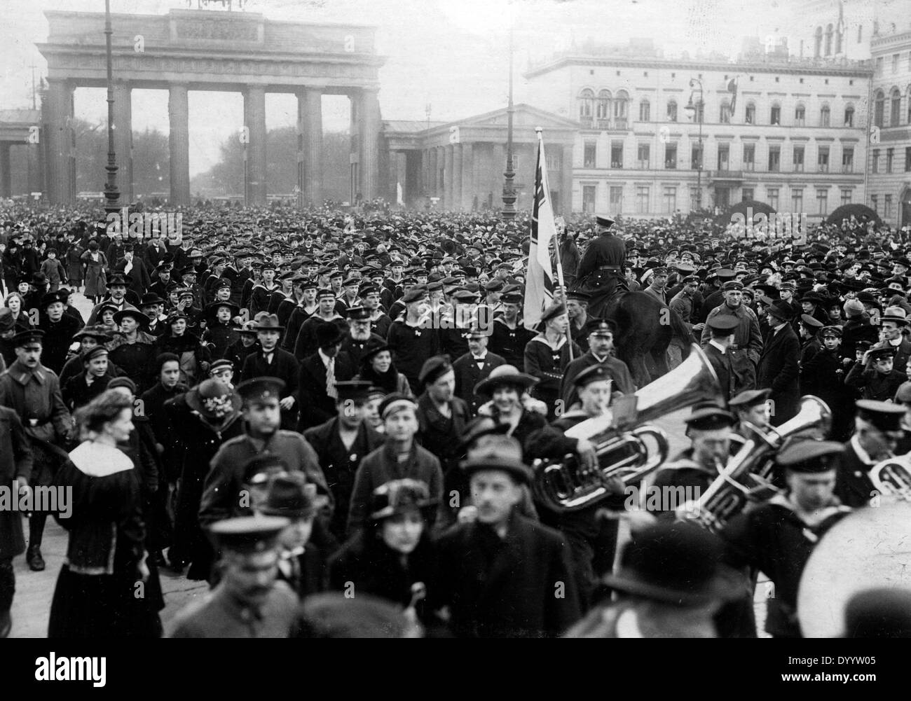 Militärparade mit der Besatzung der SMS Wolf, 1918 Stockfoto