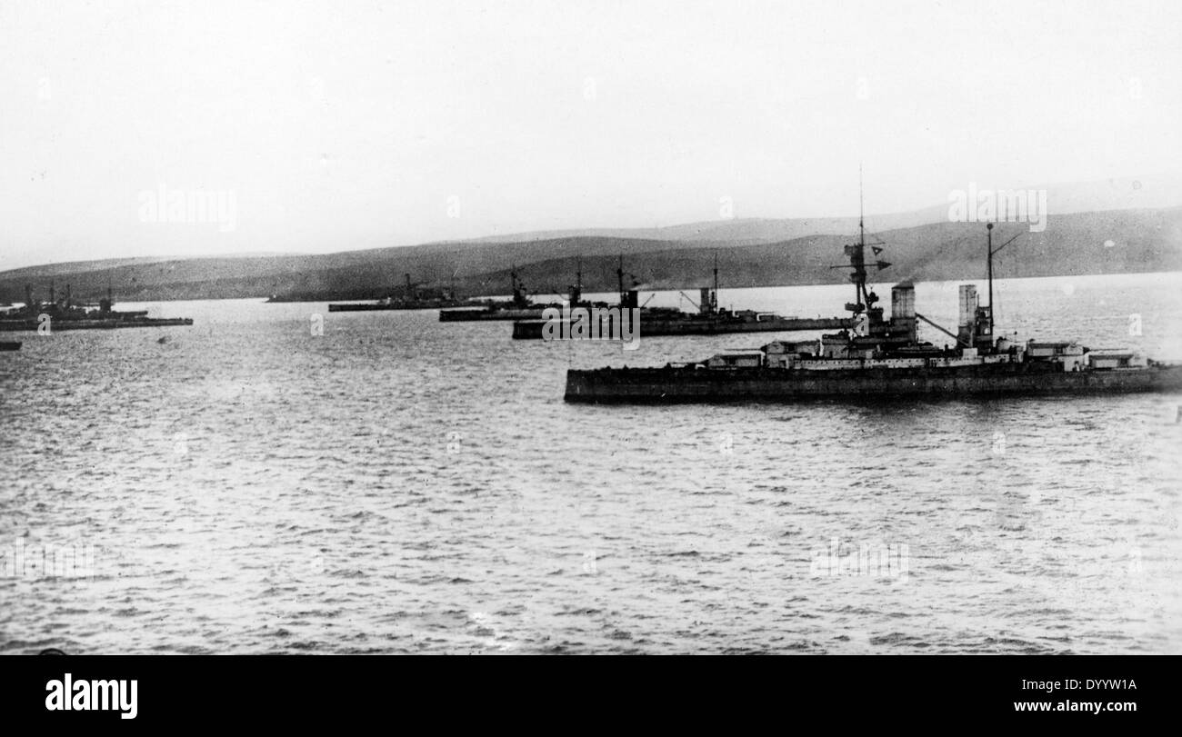 Schiffe der deutschen Flotte im englischen Hafen von Scapa Flow Stockfoto