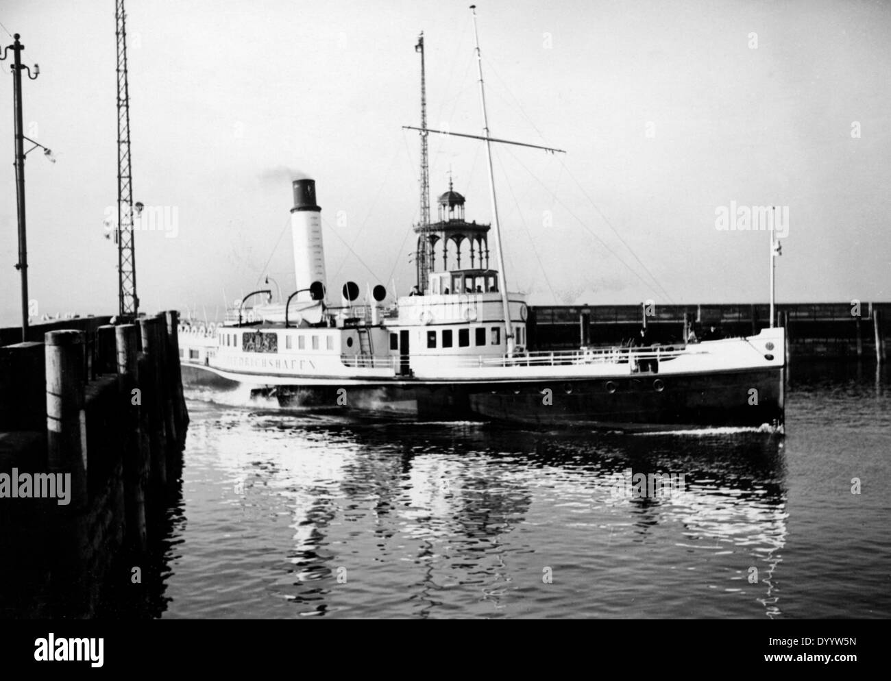 Dampfer betritt den Hafen in Friedrichshafen, 1932 Stockfoto