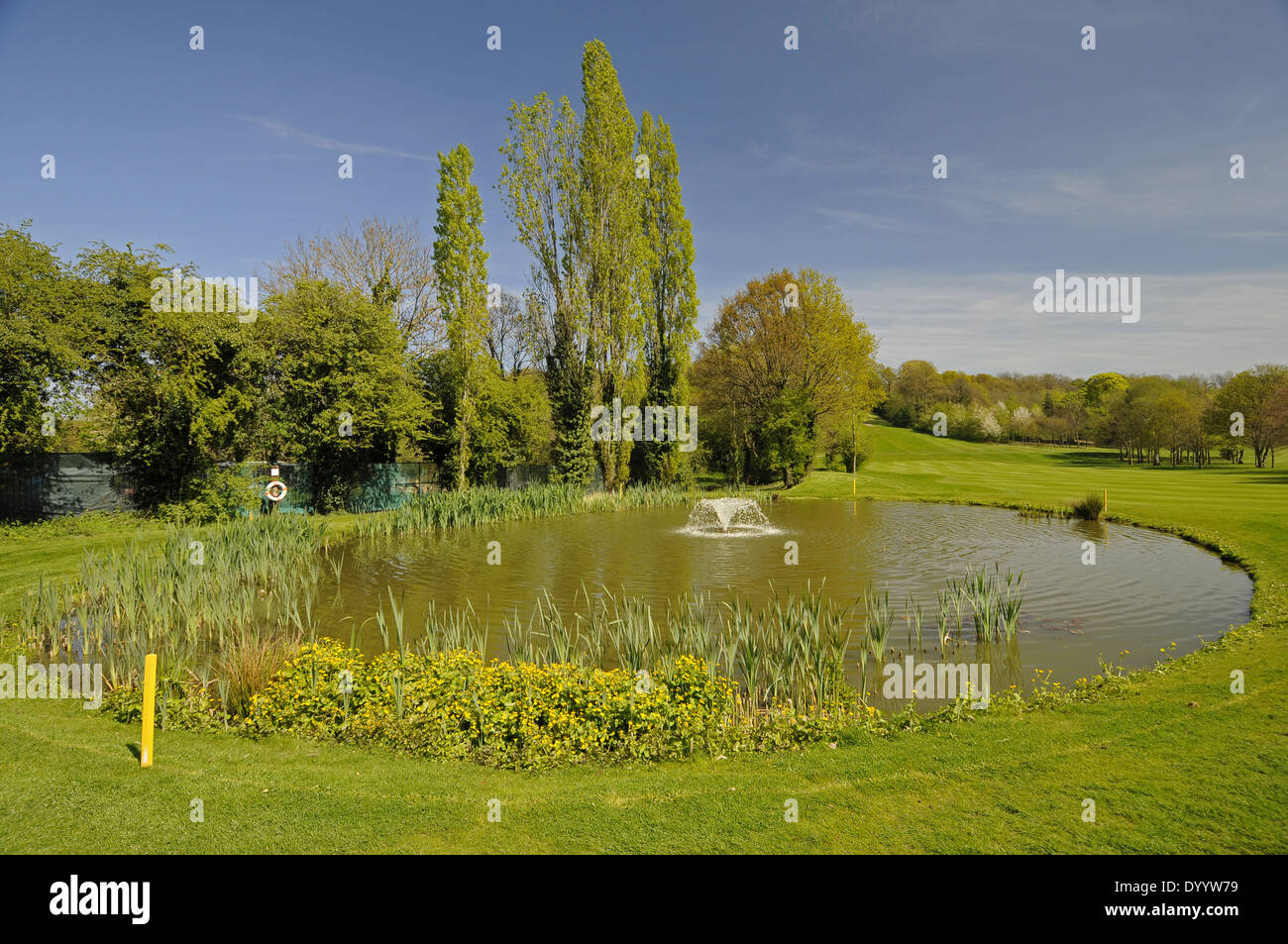 Frühlings-Farben und Teich auf dem 18. Loch auf Kurs Sundridge Park Golf Club Bromley Kent Ostengland Stockfoto