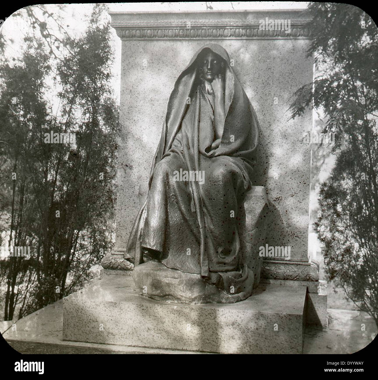 Eine Fotografie der Trauerstatue in der 1304 18th Street, Washington D.C. die Statue erinnert an die emotionale Darstellung der Trauer und ist ein bemerkenswertes Beispiel für Skulpturen aus dem 20. Jahrhundert. Stockfoto