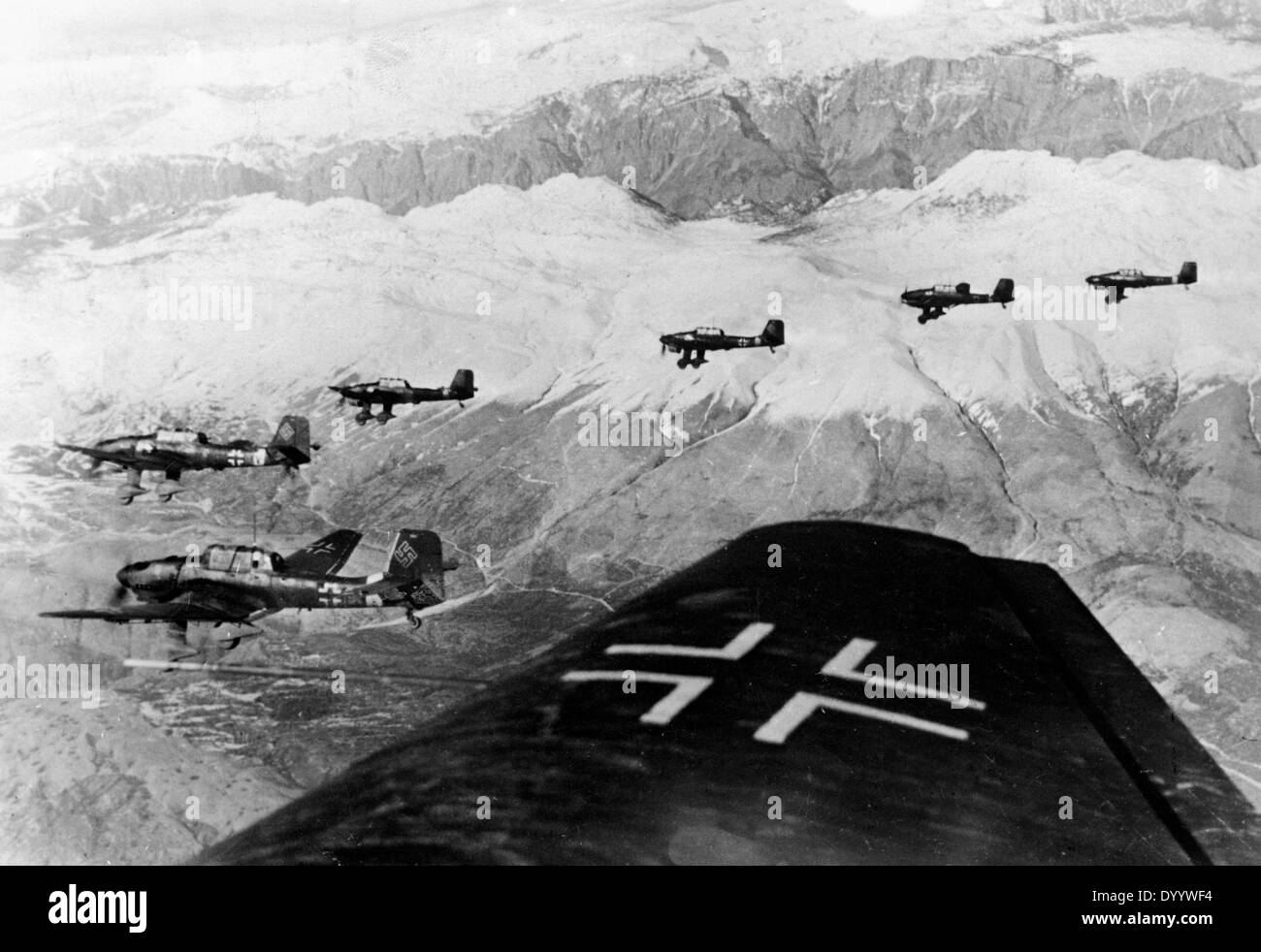 Flugzeuge der Luftwaffe über Jugoslawien, 1943 Stockfoto