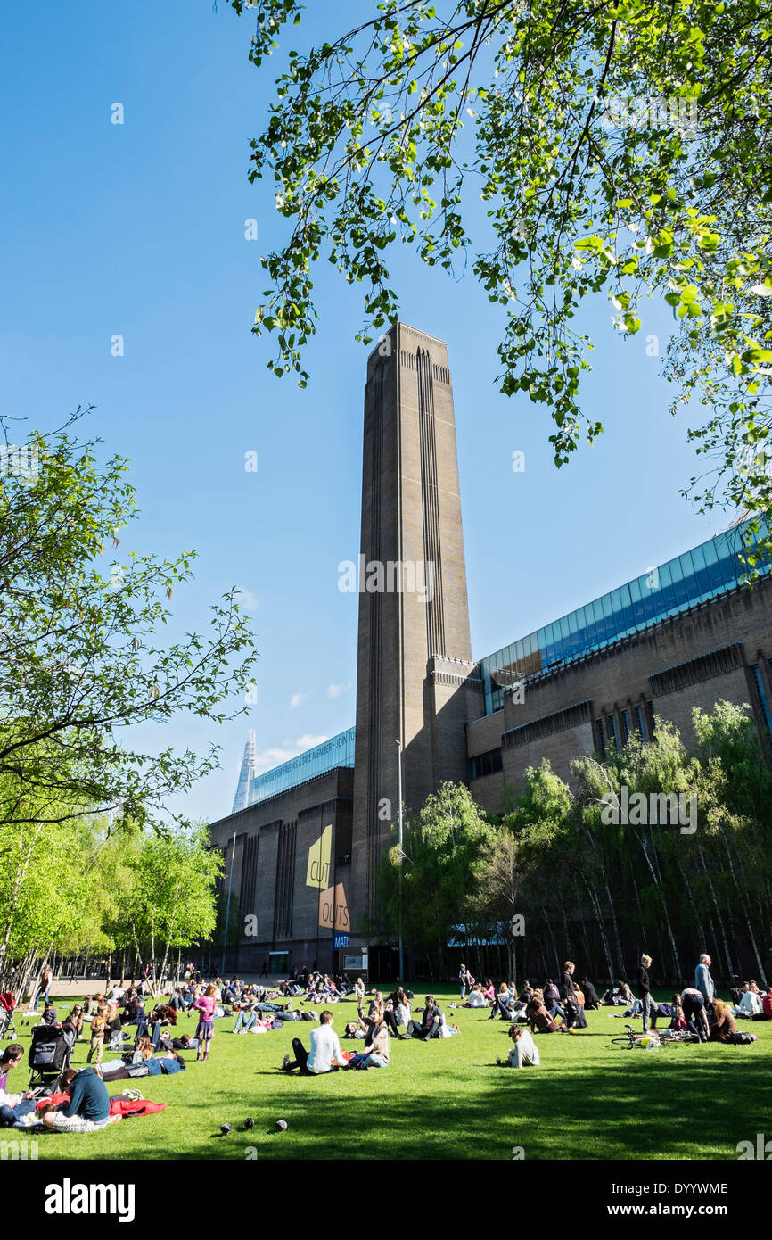 Menschen entspannen im Park vor Kunstgalerie Tate Modern in London Vereinigtes Königreich Stockfoto