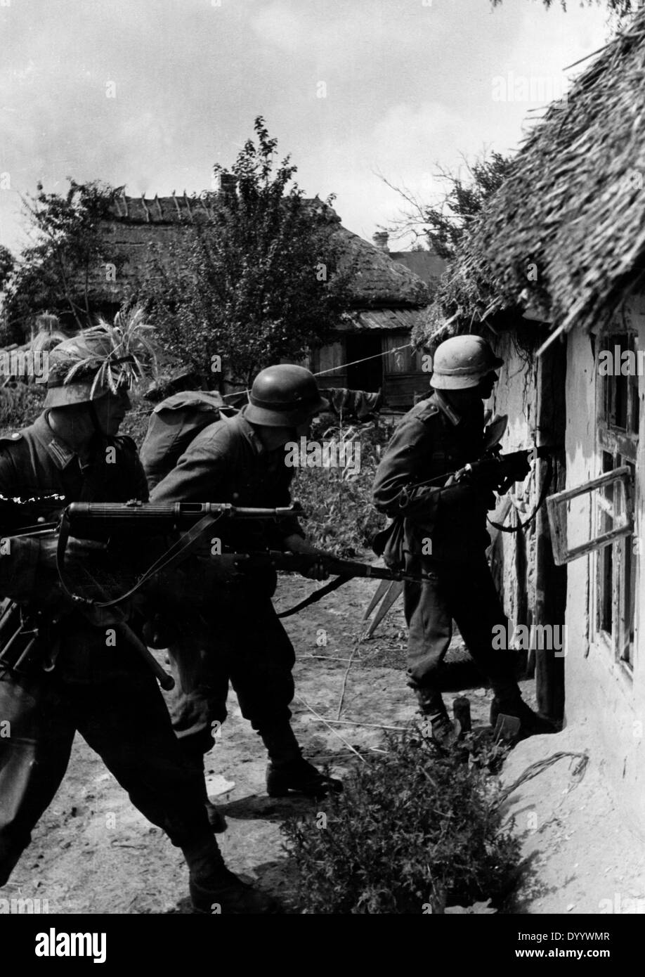 Deutsche Soldaten plündern eine Dorf in Jugoslawien, 1941-45 Stockfoto