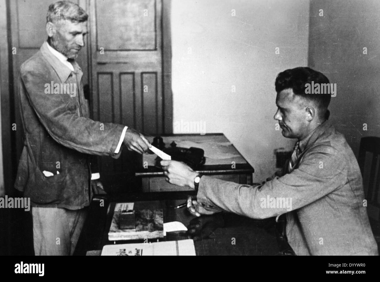 Russische Arbeiter bei einer deutschen Regierung in Russland 1942 Stockfoto