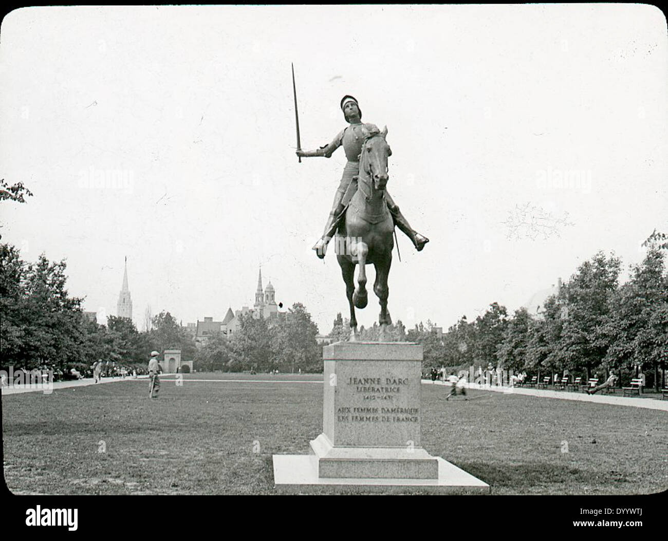 Eine historische Markierung in der Nähe der 18th Street in Washington, D.C., die auf Joan of Arc verweist, an ihr Erbe erinnert und den Ort in der Nähe von Malcolm X Park und Meridian Hill Park markiert. Stockfoto