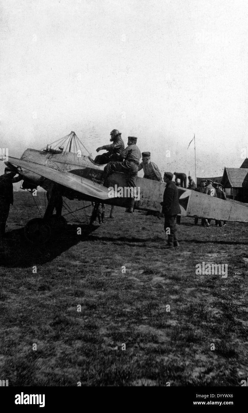 Französische Soldaten an Bord eine Kampf Flugzeug, 1914-1918 Stockfoto