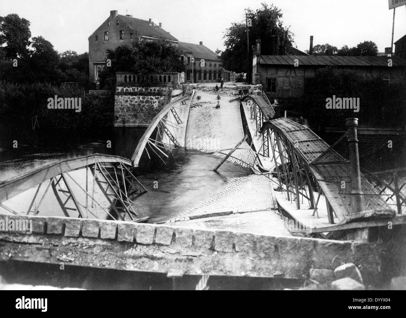 A gesprengt Brücke in Bartenstein, 1914 Stockfoto