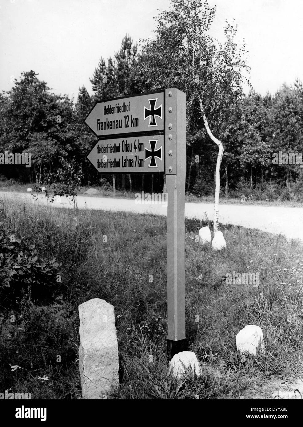 Wegweiser zeigen den Weg zu den Soldatenfriedhöfen für die Schlacht von Tannenberg, 1939 Stockfoto
