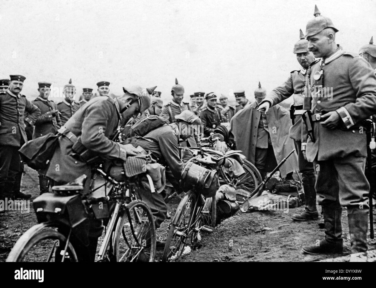Deutsche Fahrrad Infanterie-Patrouille in Masuren, 1914 Stockfoto