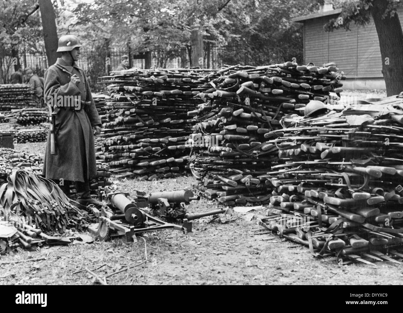 Ein deutscher Soldat mit erbeuteten Waffen, 1939 Stockfoto