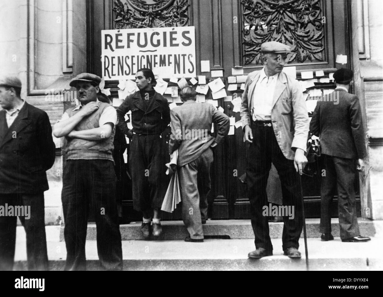 Menschen in Poitiers am Tag der Unterzeichnung des Waffenstillstandes, 1940 Stockfoto