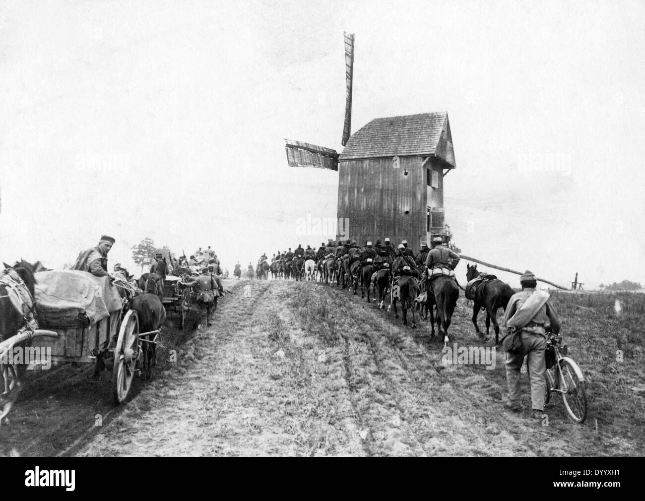 Deutsche Artillerie und ungarischen Husaren auf dem Weg nach Lutsk, 1915 Stockfoto