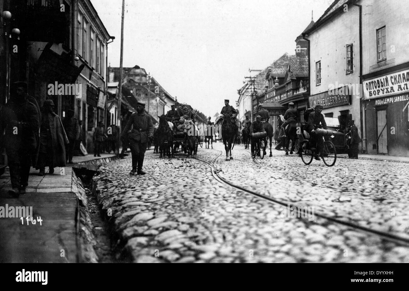 Deutsche Soldaten in den Straßen von Kaunas, 1915 Stockfoto